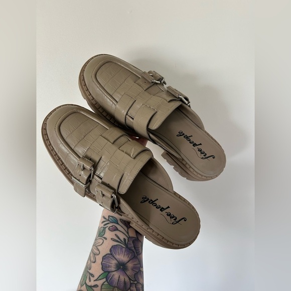 Free People Shoes - NWT Free People Buckle Lyra Lug Loafers Size 40/9 Mink Beige Mules Shoes